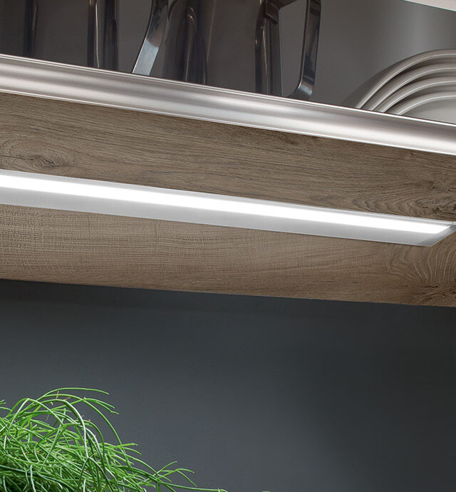 Eleganter Oberschrank mit LED-Beleuchtung und Holzoberfläche, ideal für moderne Küchendesigns.