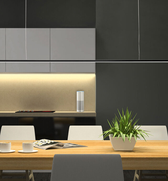 Ein eleganter Esstisch mit Holzoberfläche, umgeben von modernen Stühlen und beleuchtet von einer schlanken LD 8104 P Design-Pendelleuchte.