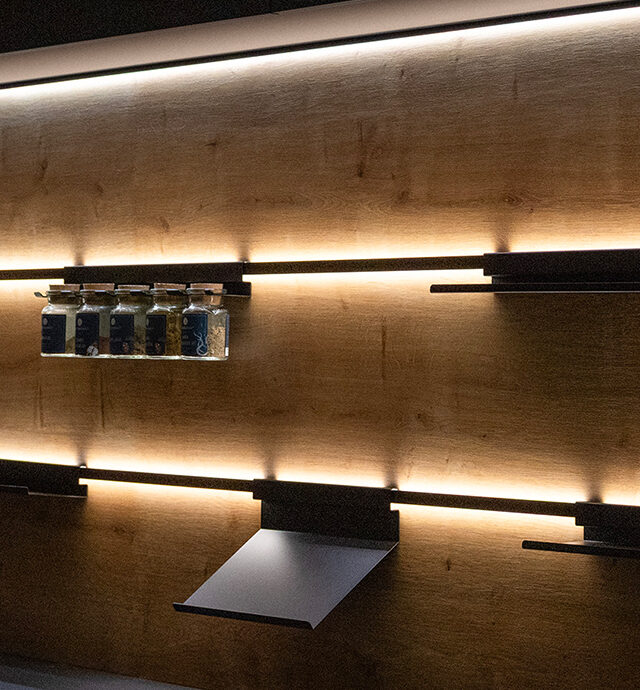 Stimmungsvolle LED-Beleuchtung mit der LD 8177 hebt die Regale in einer modernen Küche hervor und schafft eine einladende Atmosphäre.