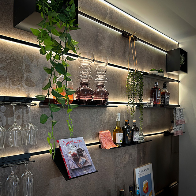Moderne Rückwand mit Beleuchtung, Regalen und dekorativen Elementen, ideal für stilvolle Küchenräume 